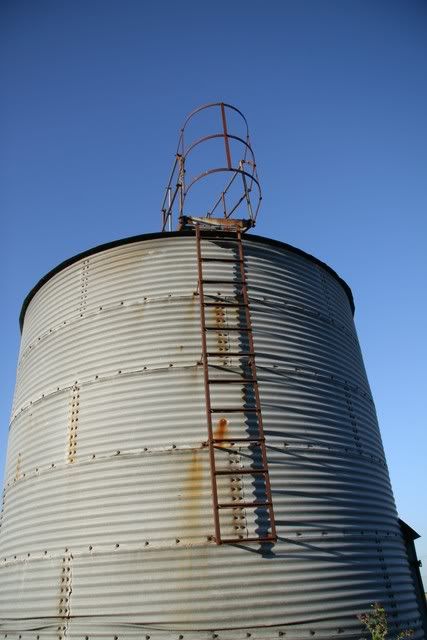 IMAGE: http://i133.photobucket.com/albums/q54/maypole_photos/silo.jpg
