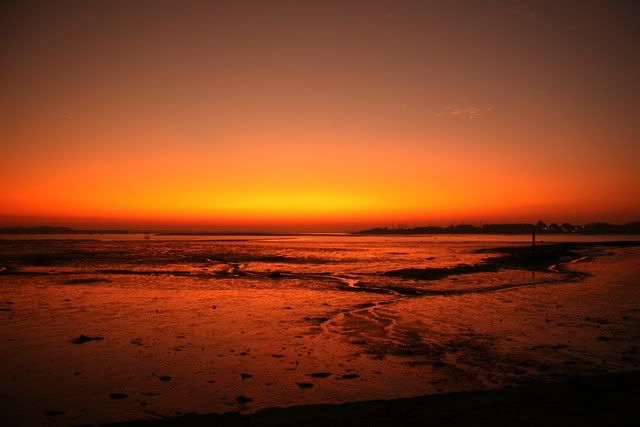 IMAGE: http://i133.photobucket.com/albums/q54/maypole_photos/sunrise2.jpg