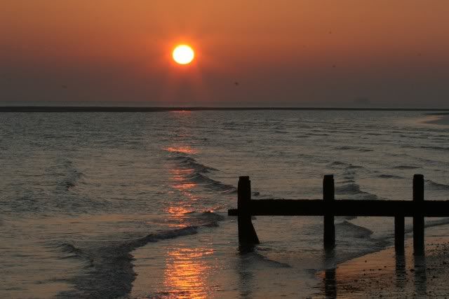 IMAGE: http://i133.photobucket.com/albums/q54/maypole_photos/sunset3-1.jpg