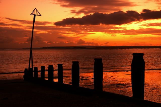 IMAGE: http://i133.photobucket.com/albums/q54/maypole_photos/sunset3.jpg