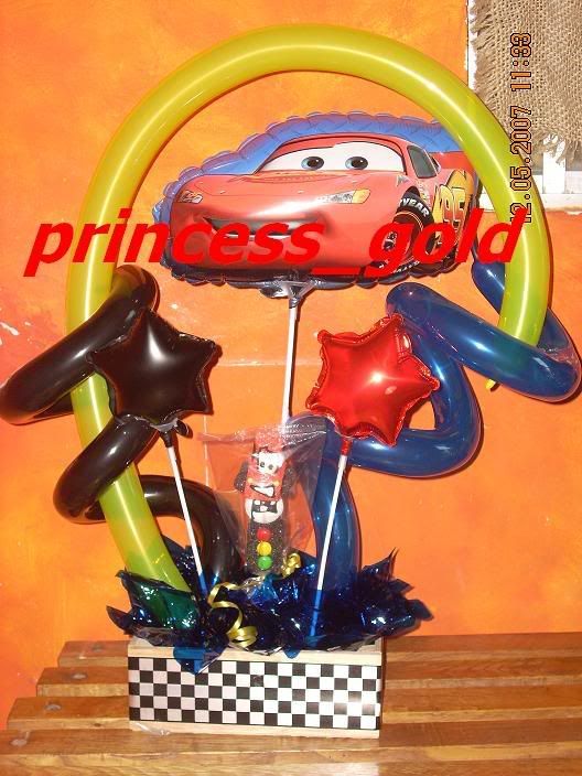 pastel arreglo de globos y gel de cars