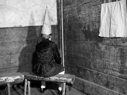 http://i133.photobucket.com/albums/q62/Serevende/dunce-cap.jpg
