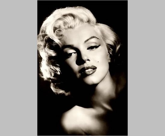 Without further adieu here are 15 beautiful Marilyn Monroe wallpapers for