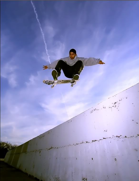 IMAGE: http://i133.photobucket.com/albums/q80/cronu/Robkick.jpg