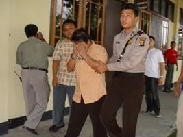GRIBALDI DIBAWA KE POLDA RIAU DARI TAHANAN