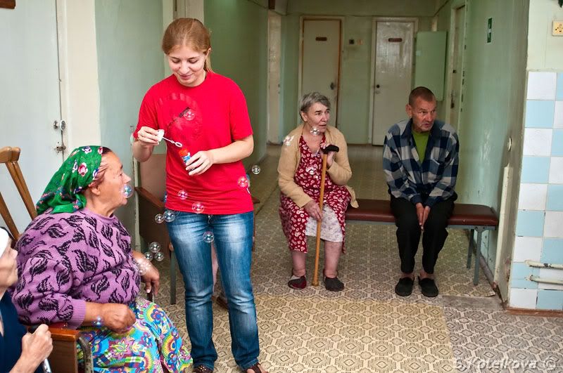 чем я могу помочь домам престарелыми